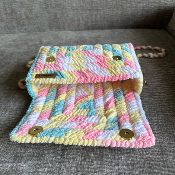 Handmade Plush Yarn Crossbody Bag – Pastel Multicolor - Picture 4 of 8